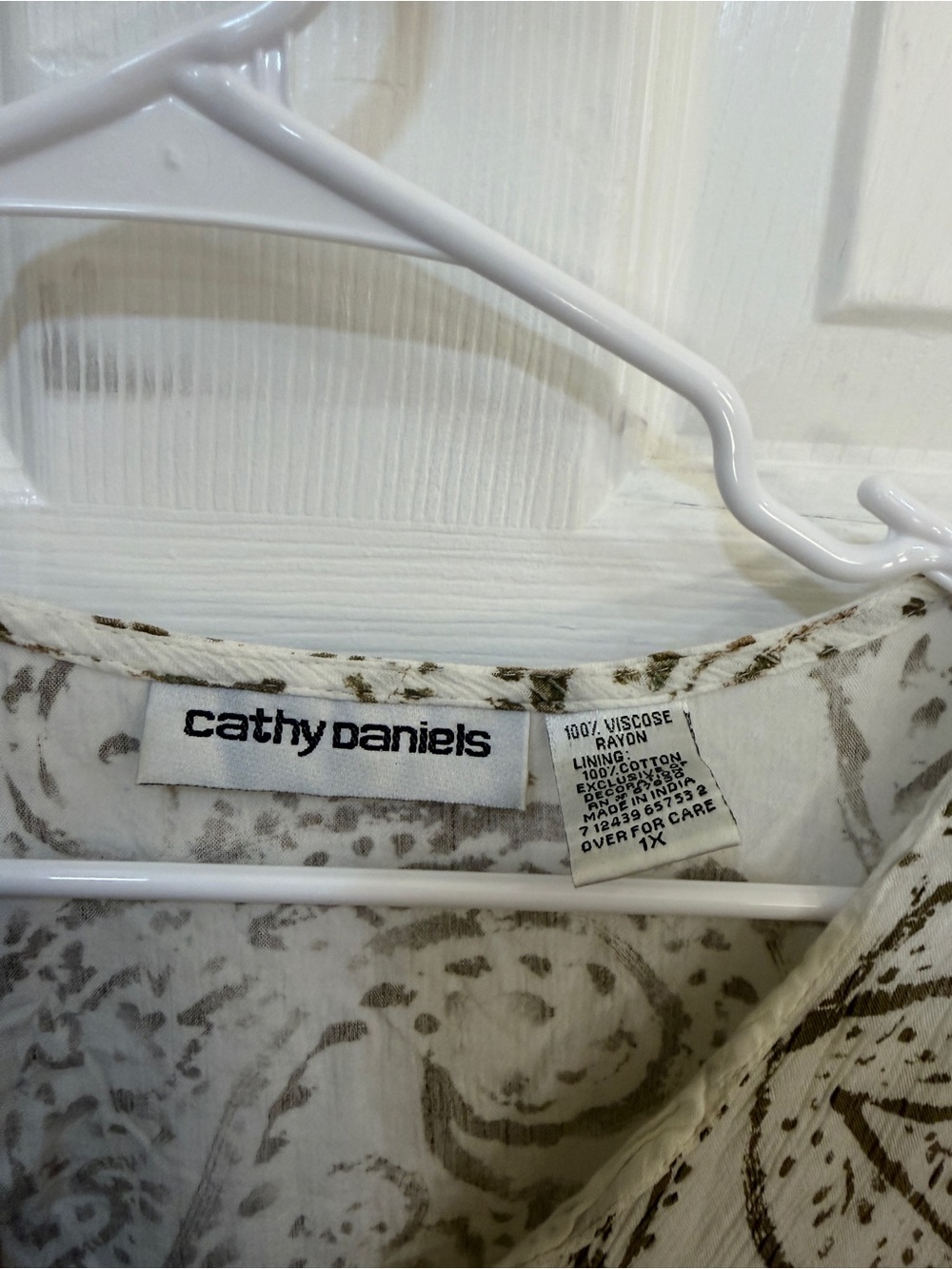 Cathy Daniels Cream and Olive Paisley V-Neck Women's Top 1X - Picture 2 of 7
